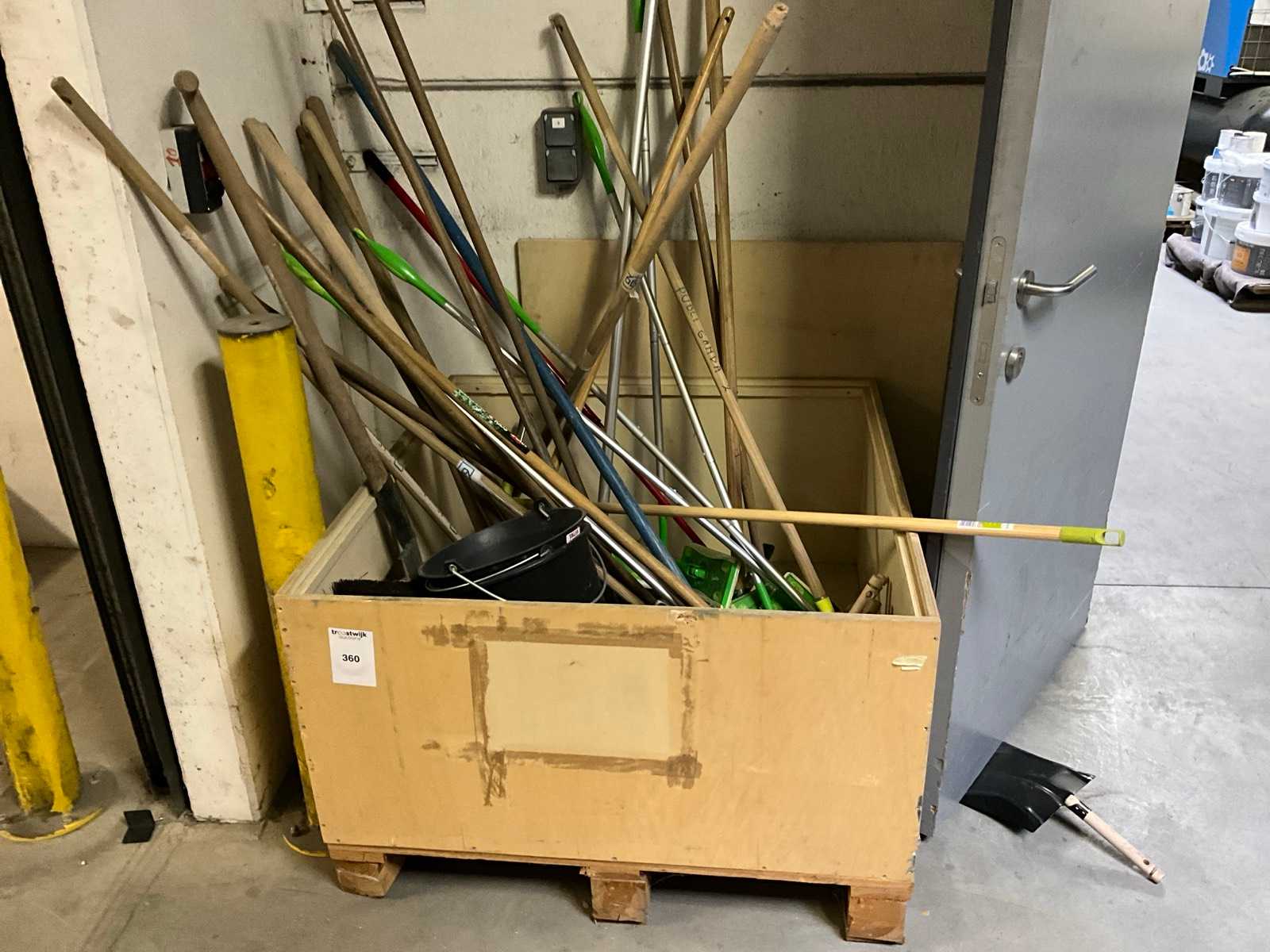 Batch of cleaning material