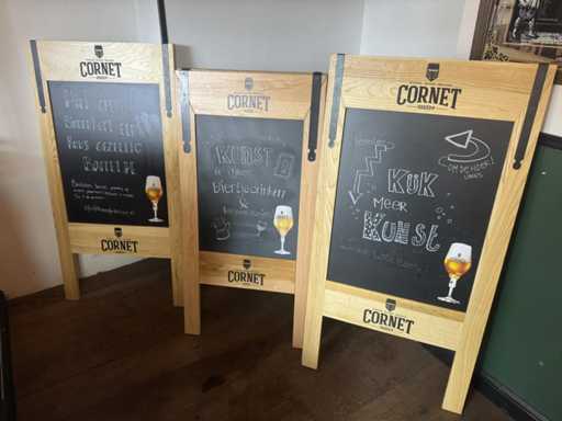 Cornet - Cartello sul marciapiede (3x)