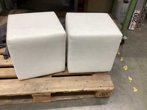 Sitzwürfel gepolstert, Lederbezug weiß 2 Stück, 40x40x40 cm, leichte Gebrauchsspuren