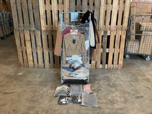 Partij onbezorgde kleding stukken (170x)