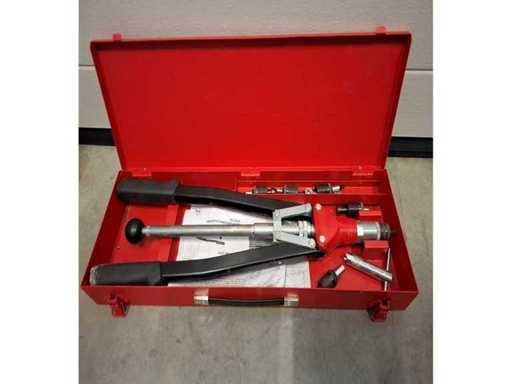 Unealtă cu nituri filetate