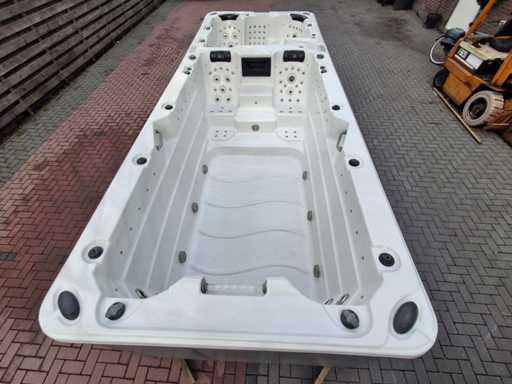 Jacuzzi dublu pentru 15 persoane și spa în aer liber