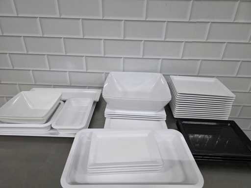 Truyts - batch of bowls and plastic plates