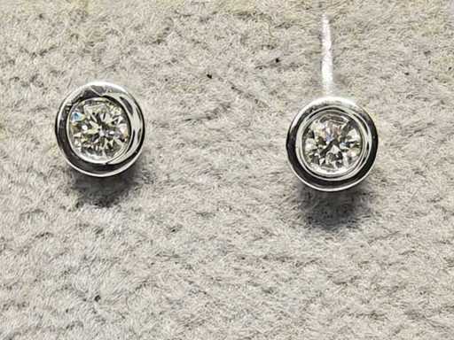 18 KT White Gold Earring With Natural Diamond