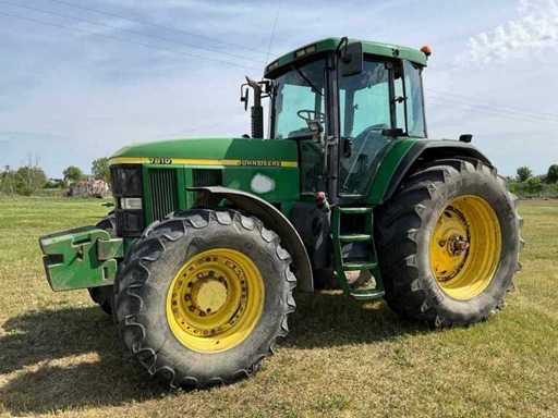 Trattore John Deere 7810 a trazione integrale del 2001