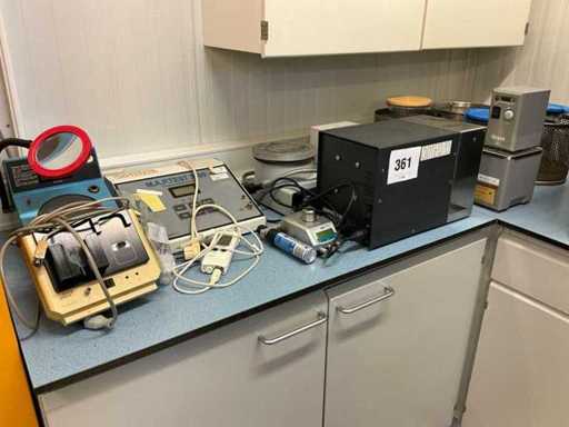 Various laboratory equipment (7x)