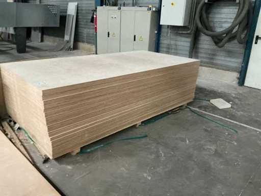 Charge aus Sperrholzplatten