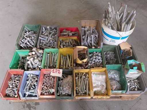 Voorraad kleine metalen onderdelen met gereedschapskisten