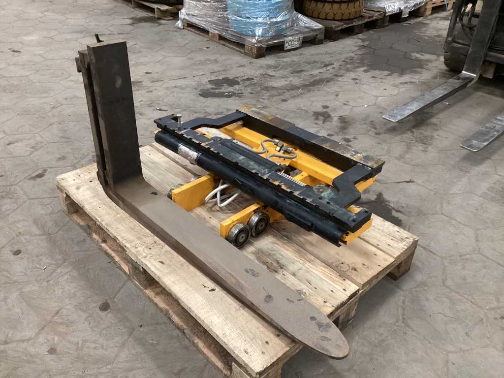 Forklift carriage