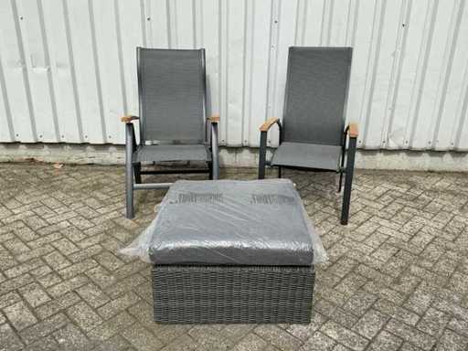 Zestaw krzeseł ogrodowych z stolikiem bocznym