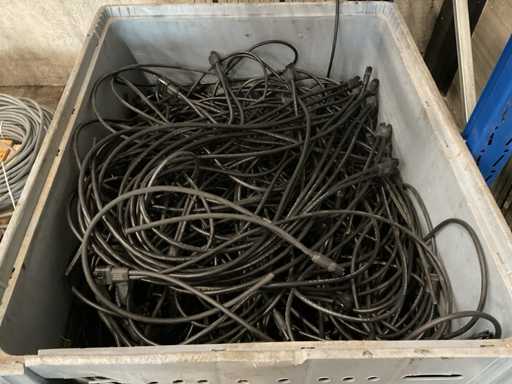 Partij kabels in kist