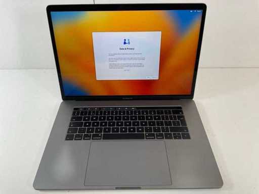 Apple MacBook Pro 15,4", Core(TM) i7 7. generacji, 16 GB RAM, 512 GB SSD, AMD Radeon Pro 560 4 GB Laptop