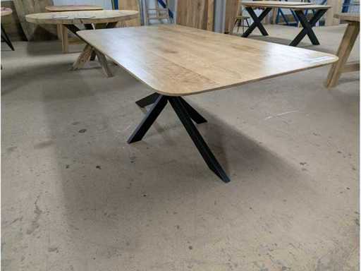 Eetafel Acacia. 200 x 100 x 76cm. Metal spider leg