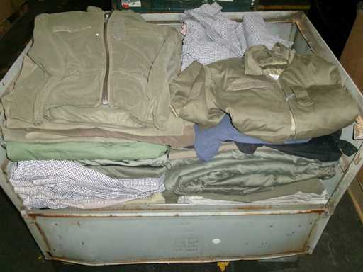 kg Mélange de vêtements, défectueux, coloré (G3) (140kg)