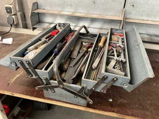 Stalowa walizka narzędziowa