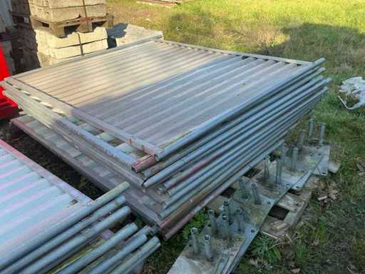 Clôture fermée de construction avec pieds métalliques (16x)