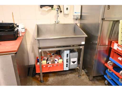 Lavello in acciaio inox con doccetta a spruzzo e miscelatore