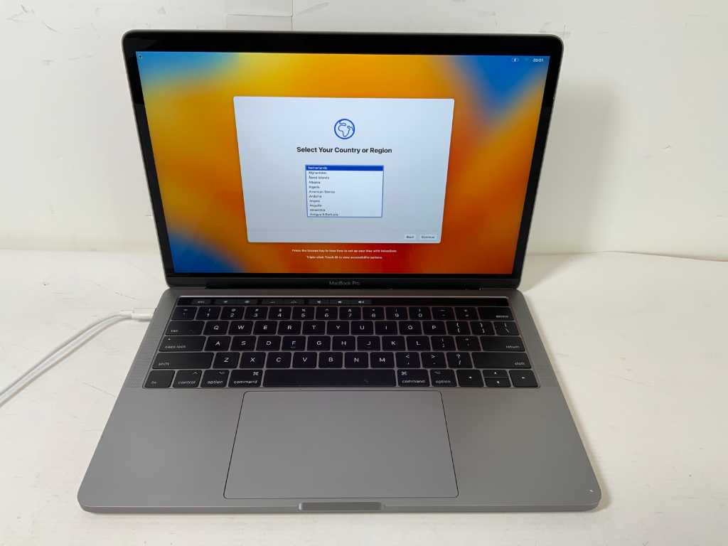 Apple MacBook Pro 13.3”, Core(TM) i7 7th Gen, 16 GB RAM, 500 GB NVMe Laptop