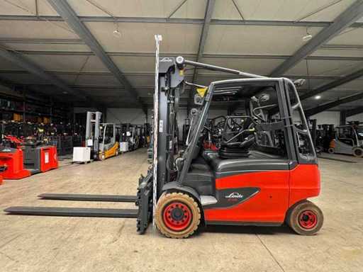 02/2022 Obsługa + UVV 08/2027 Linde E45/600H 4,500kg 3,+4. Elektryczny wózek widłowy z regulacją zaworów 15,156 godzin