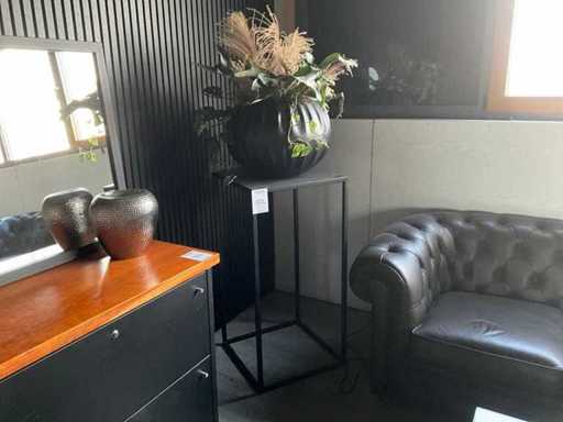 Fleurs artificielles avec vase et piédestal