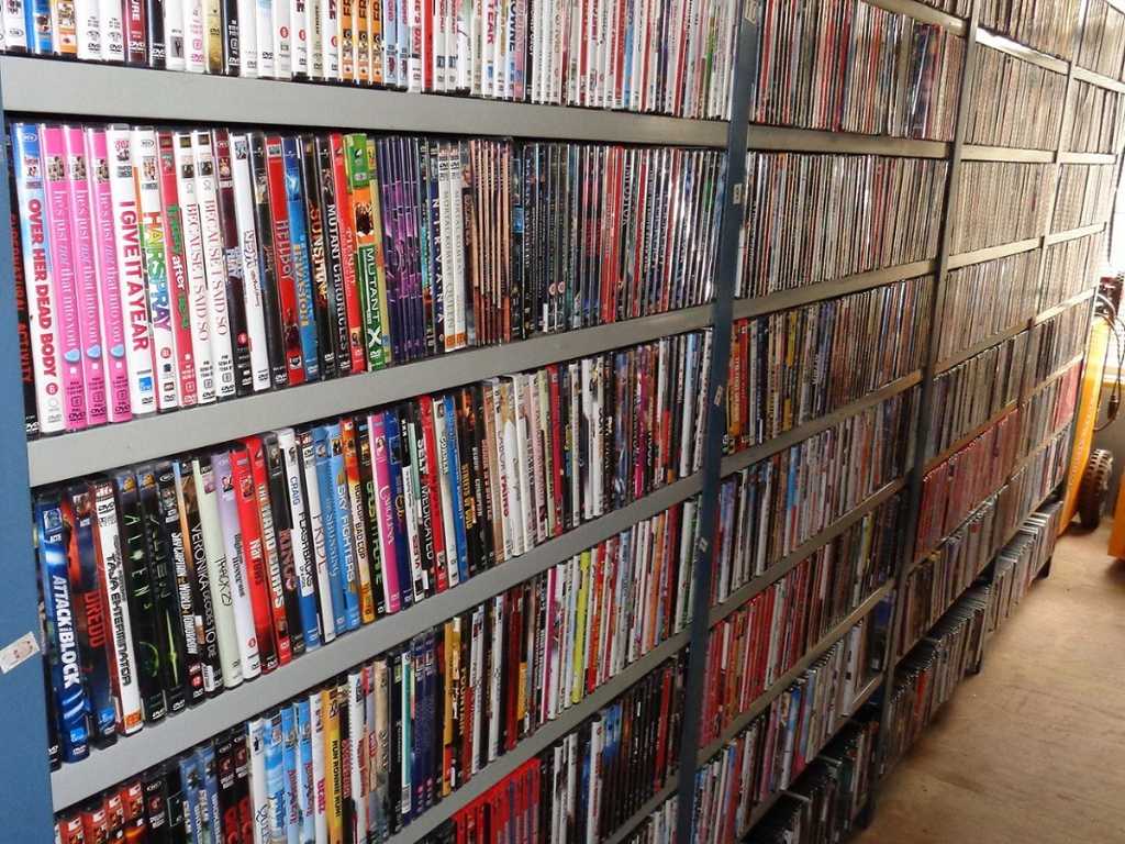 Lot mare de DVD-uri, diverse titluri