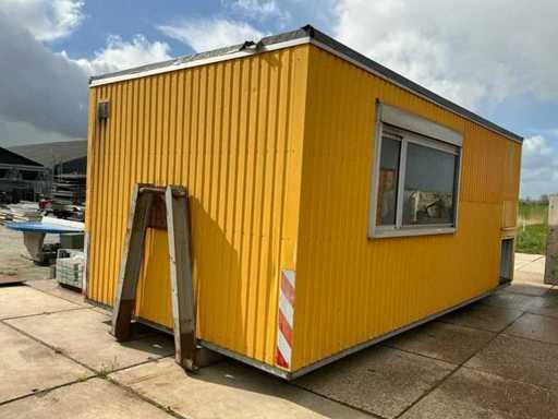 Refuge sur chantier avec dégâts d’incendie