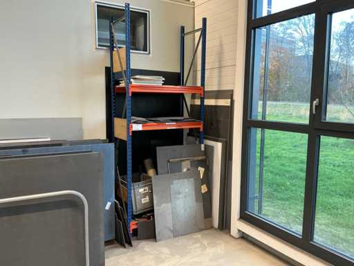 Lagerregal ohne Inhalt