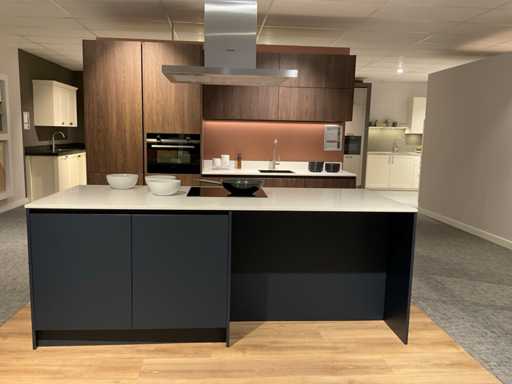 MK Blue Ripasso Eiland showroomkeuken met kastenwand