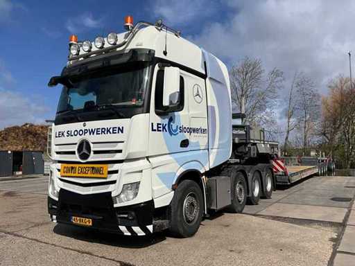 Tools, tools and vehicles due to sustainability recycling and demolition company