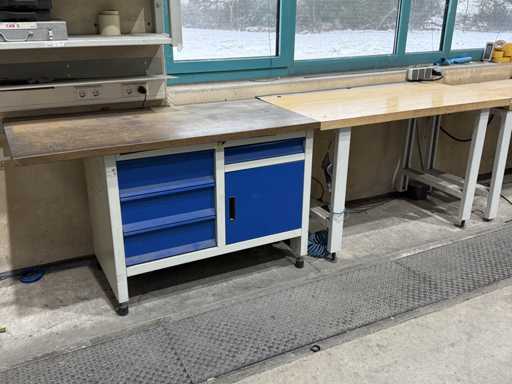   2 Werkbänke mit Inhalt