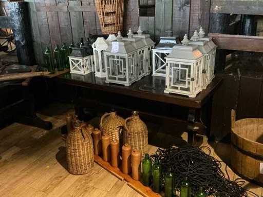 Diverse luminatoare de vânt și decorațiuni