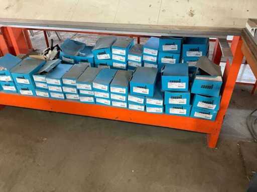 Charge von Scharnieren und Schlössern