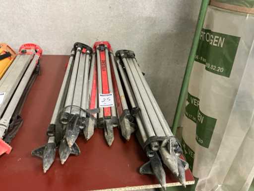 Various tripods (3x)