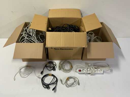 Un lot de diverse cabluri de alimentare