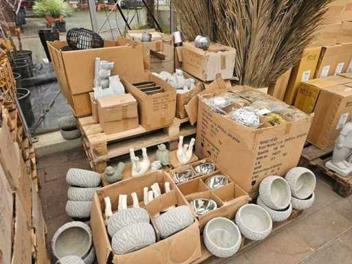 Grande assortimento di pallet: oggetti decorativi di alta qualità e fioriere