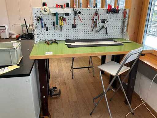 Bancă de lucru cu suport pentru unelte