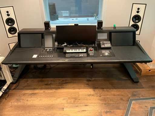 Table de studio avec équipement audio