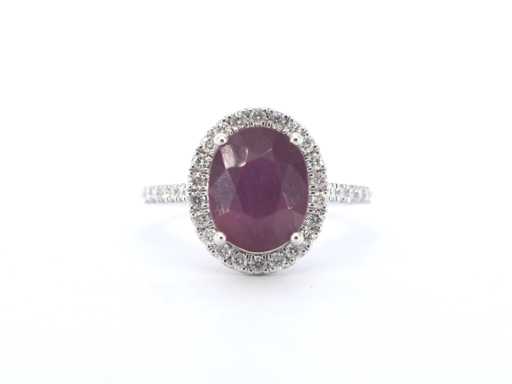Witgouden entourage ring met diamanten en robijn