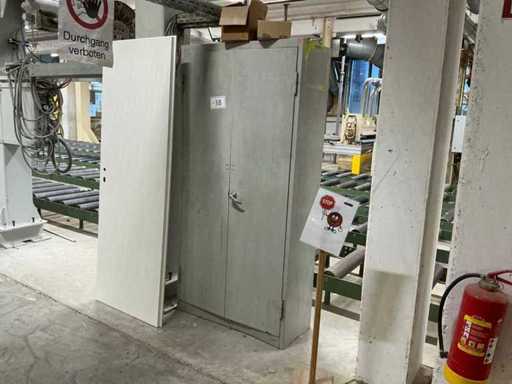 Flügeltürenschrank ohne Inhalt