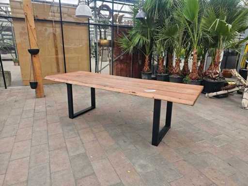 Exklusiver Massivholztisch (240cm) mit Baumkante und Metallgestell
