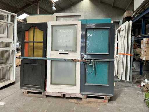 Diverse binnendeuren en buitendeuren (13x)