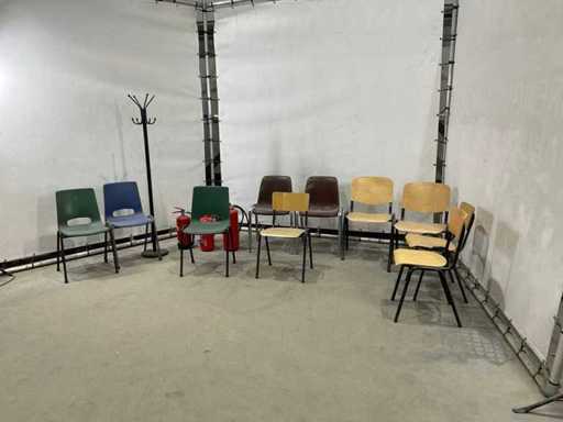 Chaises et extincteurs
