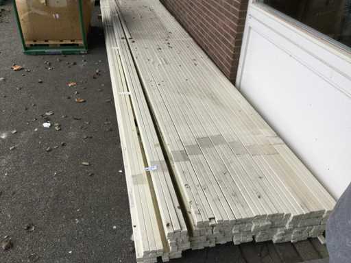 Des perles de verre blanches de 590 cm de long. (48x)