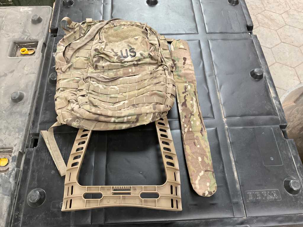 Field pack with frame and belt (16x)