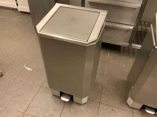 Bidone della spazzatura in acciaio inox Josto