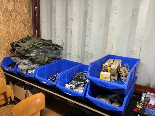 Vestes tactiques d’airsoft, lunettes de protection et divers accessoires d’airsoft