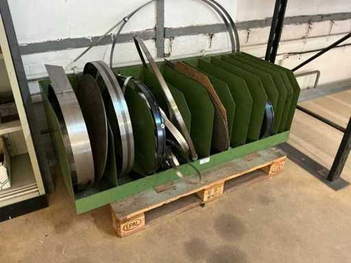 Półka w przegródkach ze stalowymi paskami