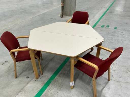 Tisch und Stühle