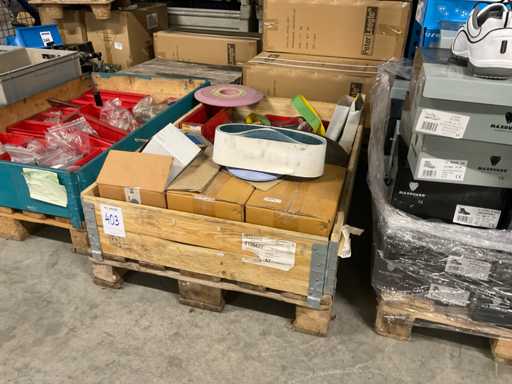 Diverse slijpschijven, kettingen en ton