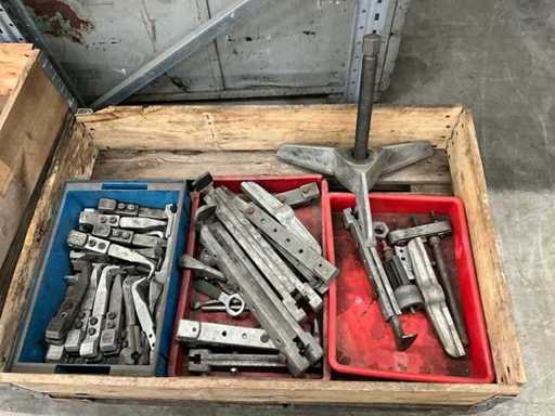 Batch of machine accessories / clamping tools